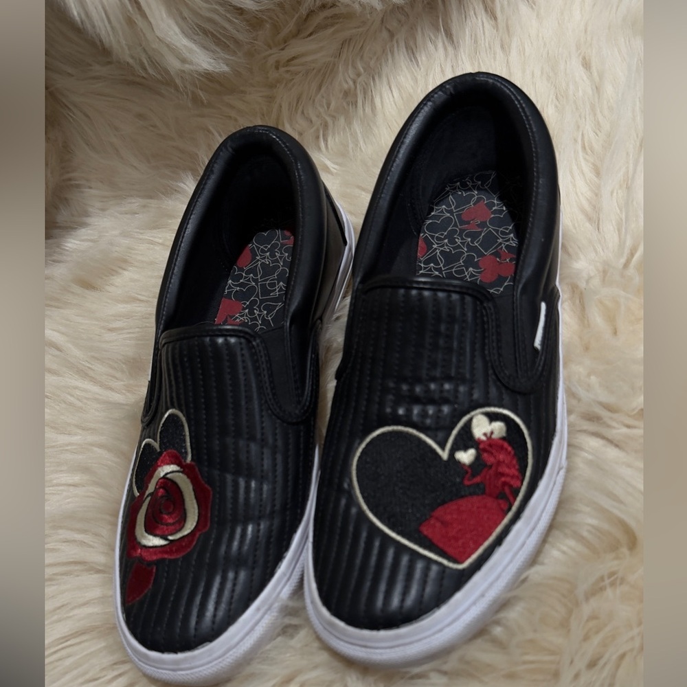 Vera Bradley Disney Alice Wonderland Painting Roses Red Quilted Slip On Shoe 9.5 - Picture 2 of 11